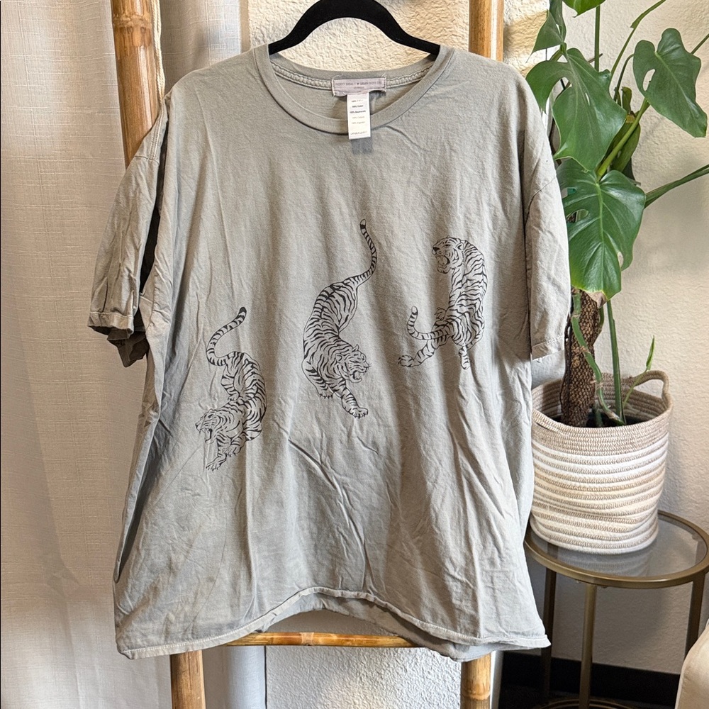 Urban Outfitters Gray Tiger Graphic Tee